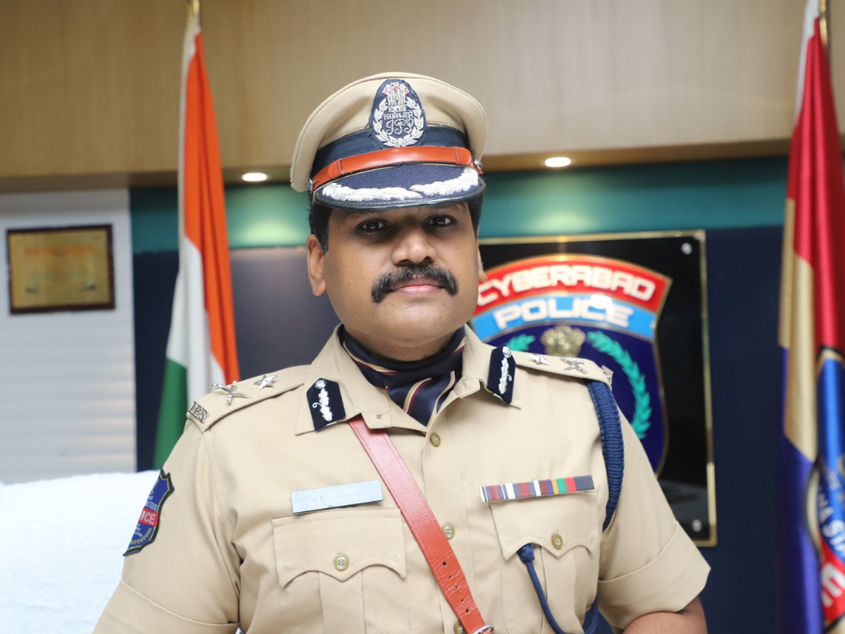 IPS Officer Stephen Ravindra Takes Charge as Cyberabad CP - Sakshi7