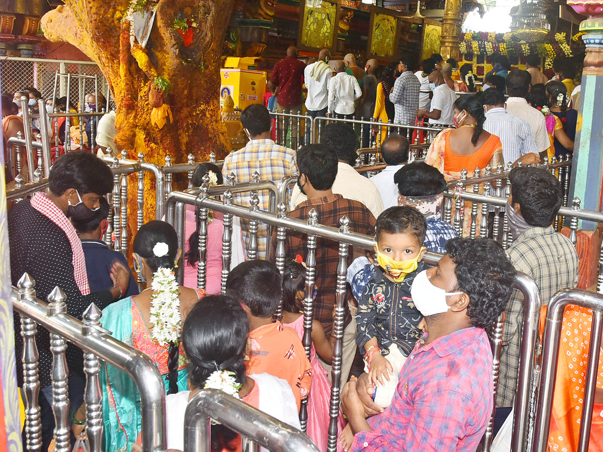 Devotees Rush On The Occasion Of Sravana Masam in Indrakeeladri - Sakshi17