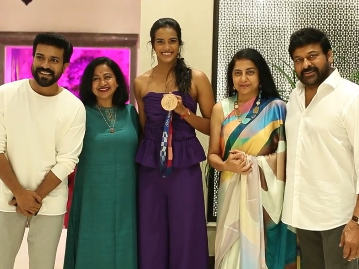 Megastar Chiranjeevi Congratulates PV Sindhu Photo Gallery - Sakshi5