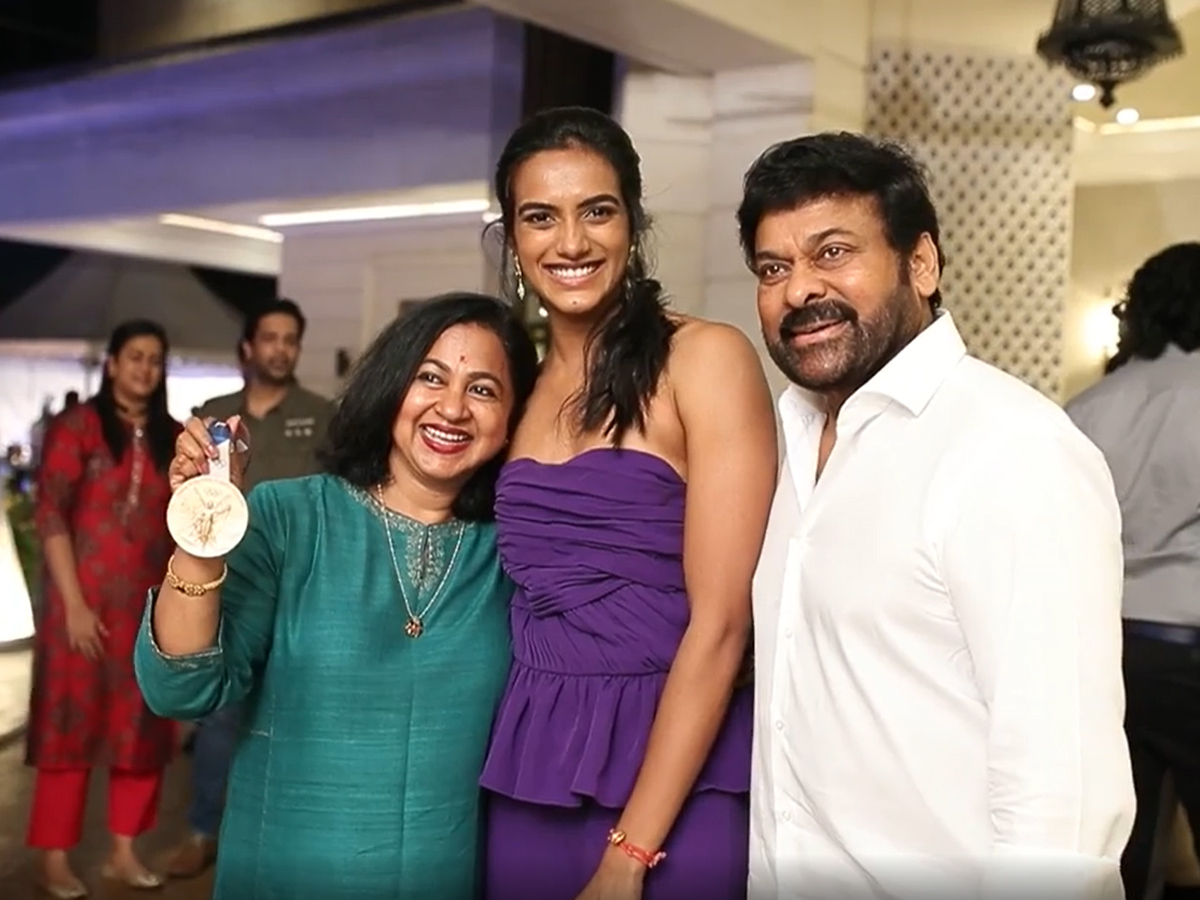 Megastar Chiranjeevi Congratulates PV Sindhu Photo Gallery - Sakshi11