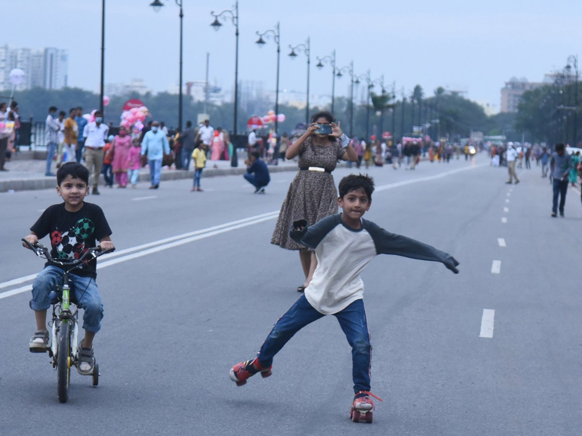 Hyderabadis enjoy Sunday on traffic free Tank Bund - Sakshi6