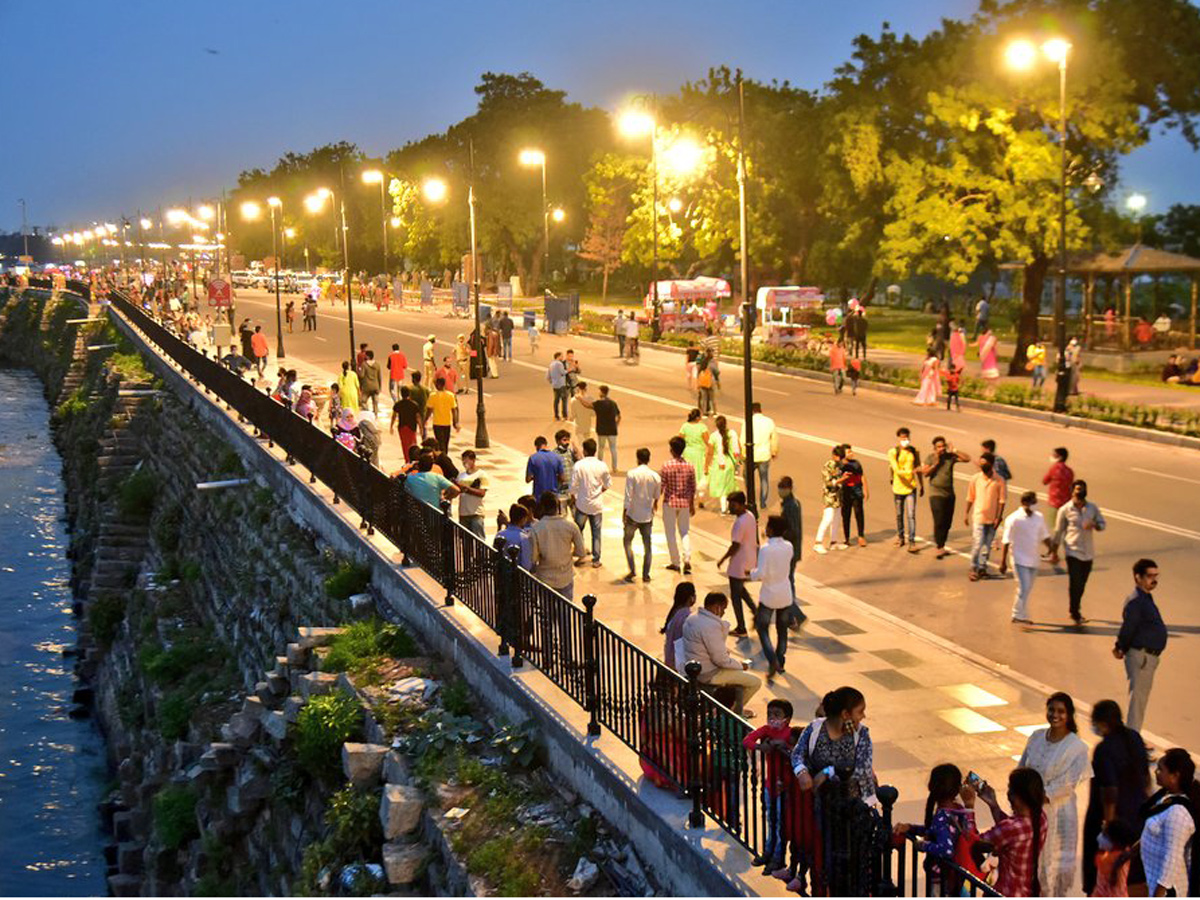 Hyderabadis enjoy Sunday on traffic free Tank Bund - Sakshi1