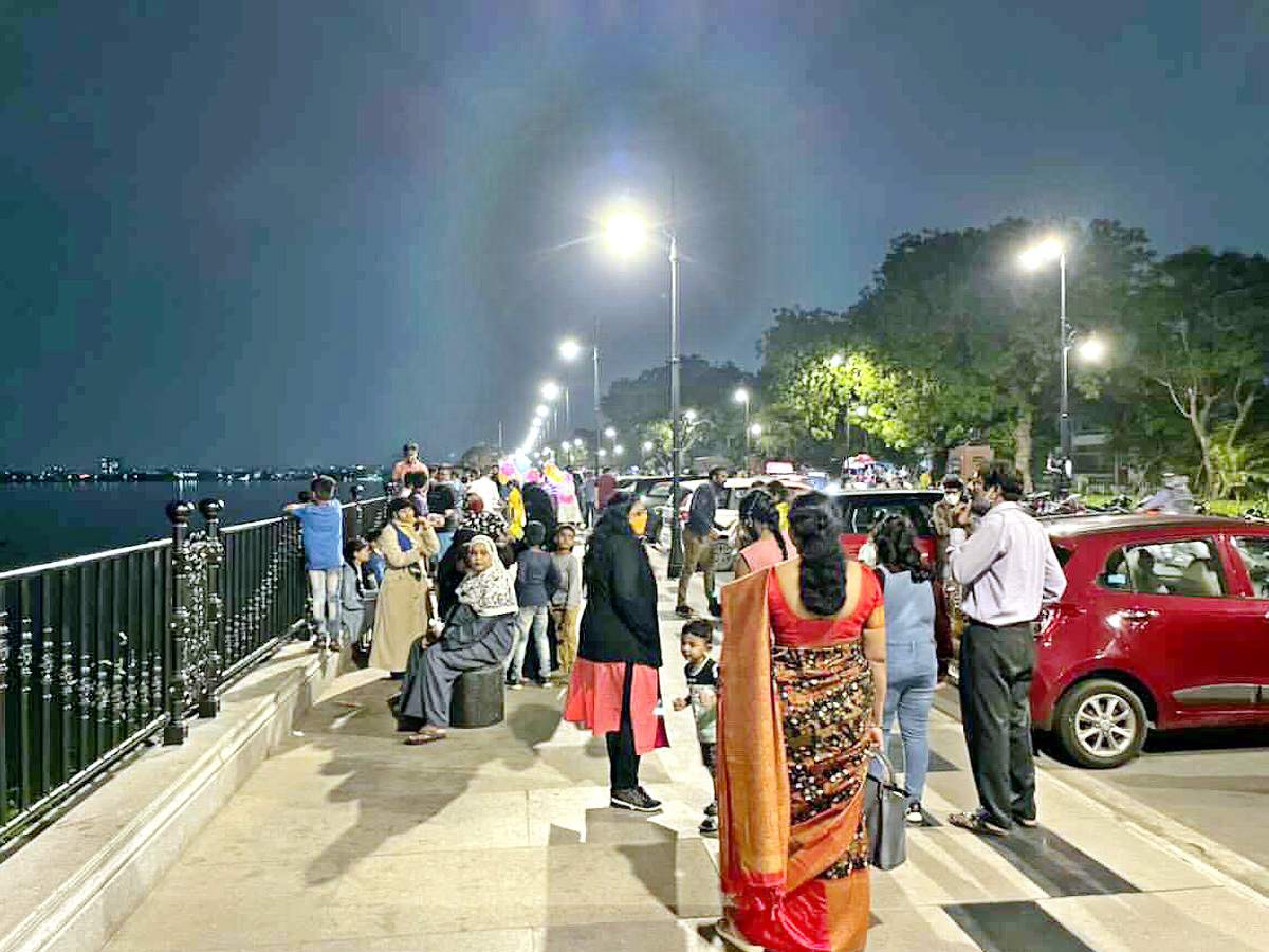 Hyderabadis enjoy Sunday on traffic free Tank Bund - Sakshi8