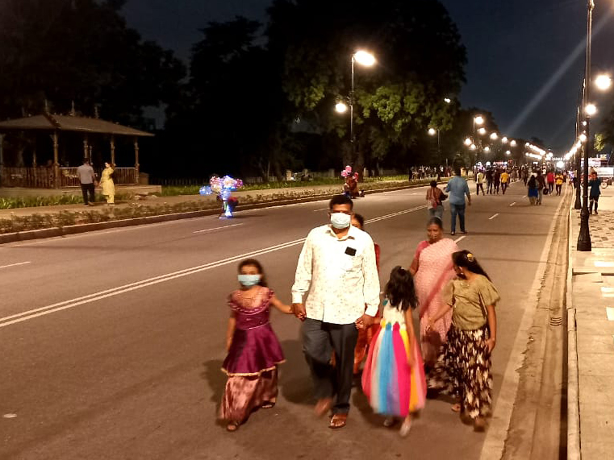 Hyderabadis enjoy Sunday on traffic free Tank Bund - Sakshi9