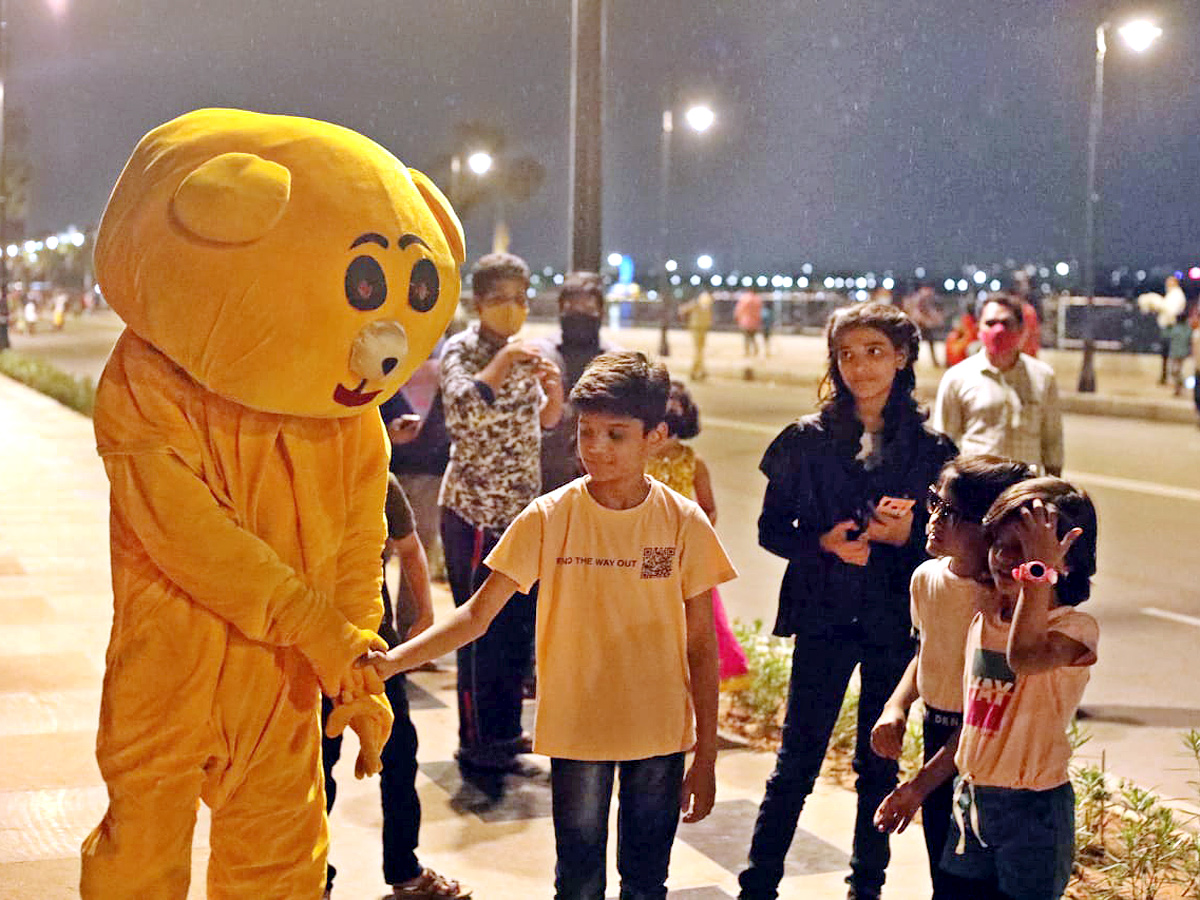 Hyderabadis enjoy Sunday on traffic free Tank Bund - Sakshi3