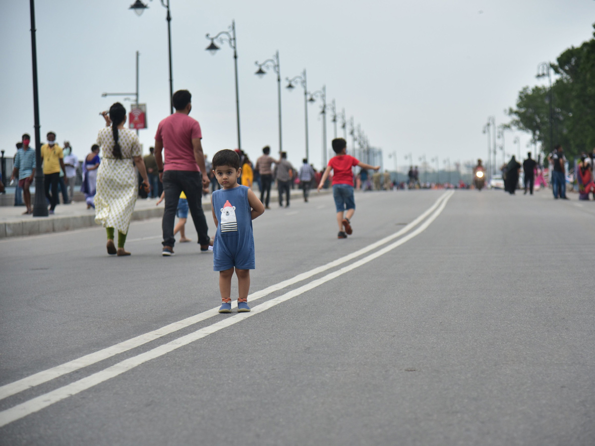 Hyderabadis enjoy Sunday on traffic free Tank Bund - Sakshi5