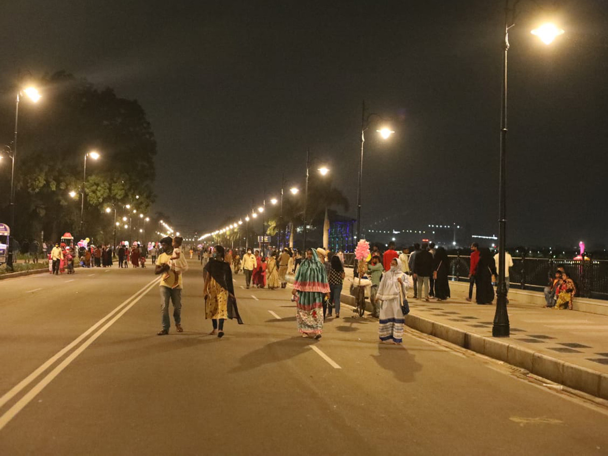 Hyderabadis enjoy Sunday on traffic free Tank Bund - Sakshi16