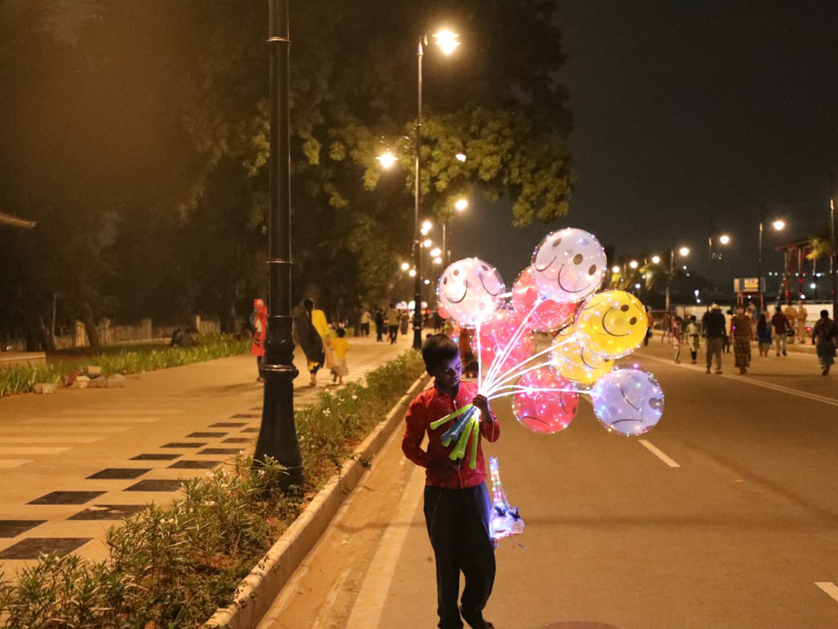 Hyderabadis enjoy Sunday on traffic free Tank Bund - Sakshi17