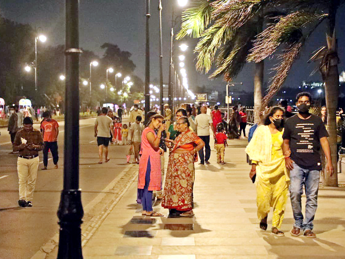 Hyderabadis enjoy Sunday on traffic free Tank Bund - Sakshi18