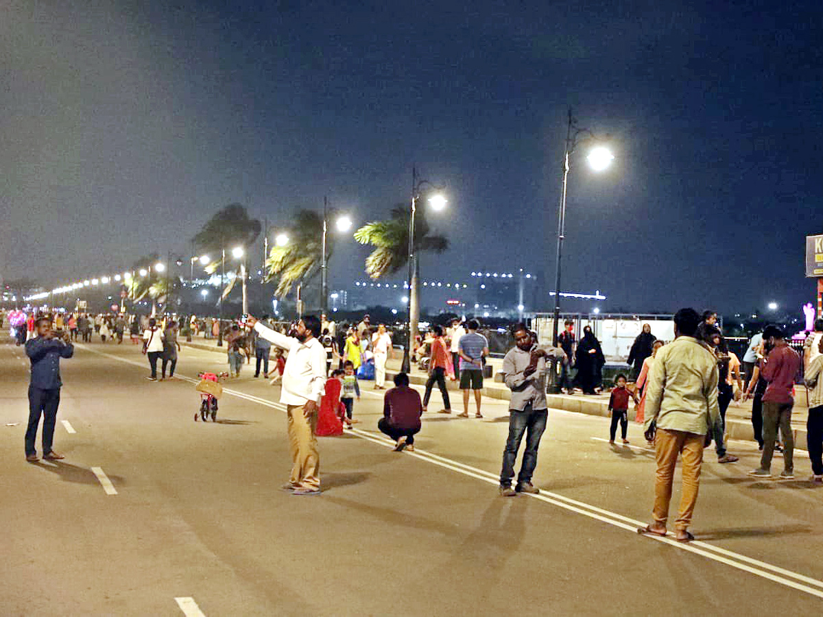 Hyderabadis enjoy Sunday on traffic free Tank Bund - Sakshi19