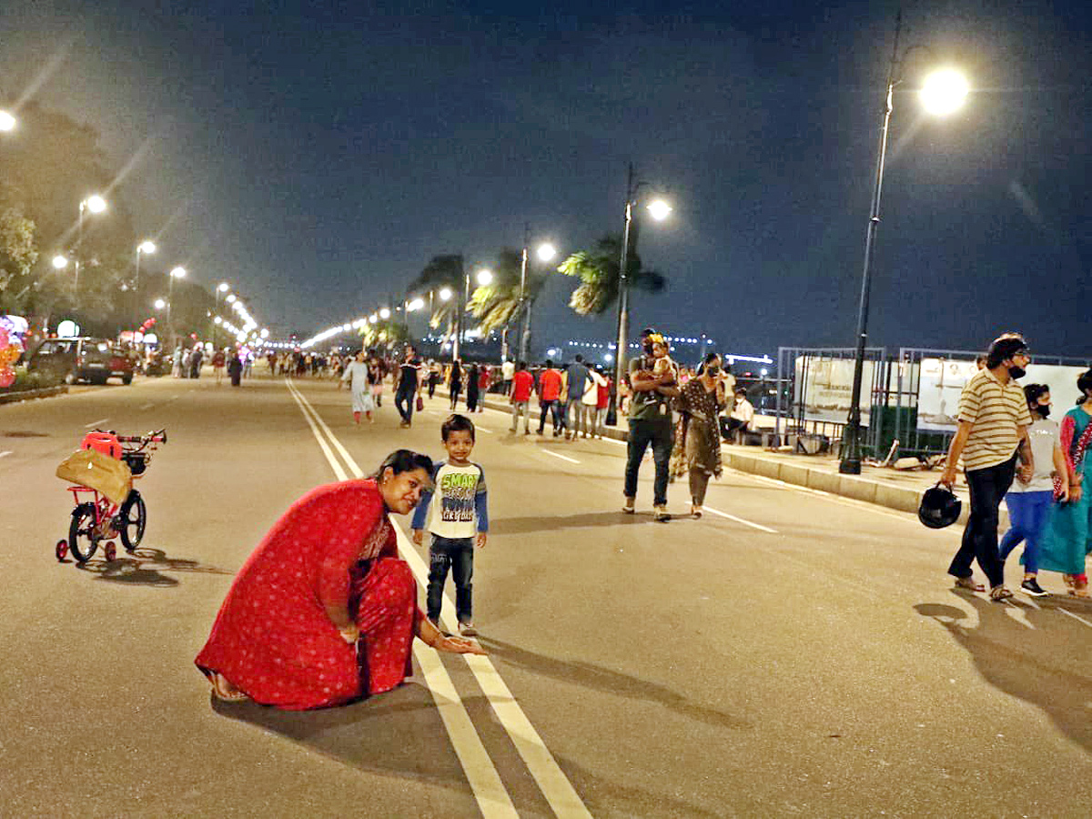 Hyderabadis enjoy Sunday on traffic free Tank Bund - Sakshi20