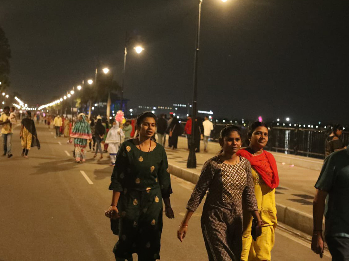 Hyderabadis enjoy Sunday on traffic free Tank Bund - Sakshi21