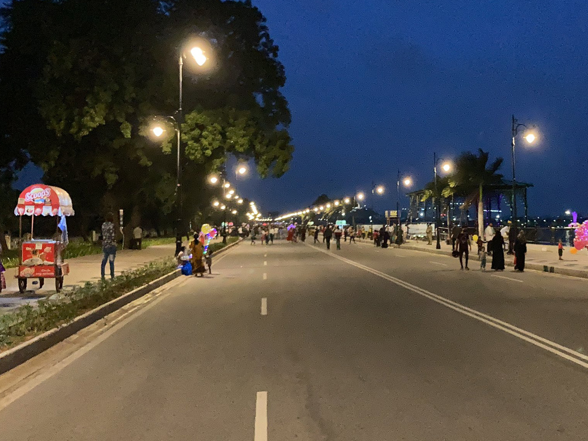 Hyderabadis enjoy Sunday on traffic free Tank Bund - Sakshi11