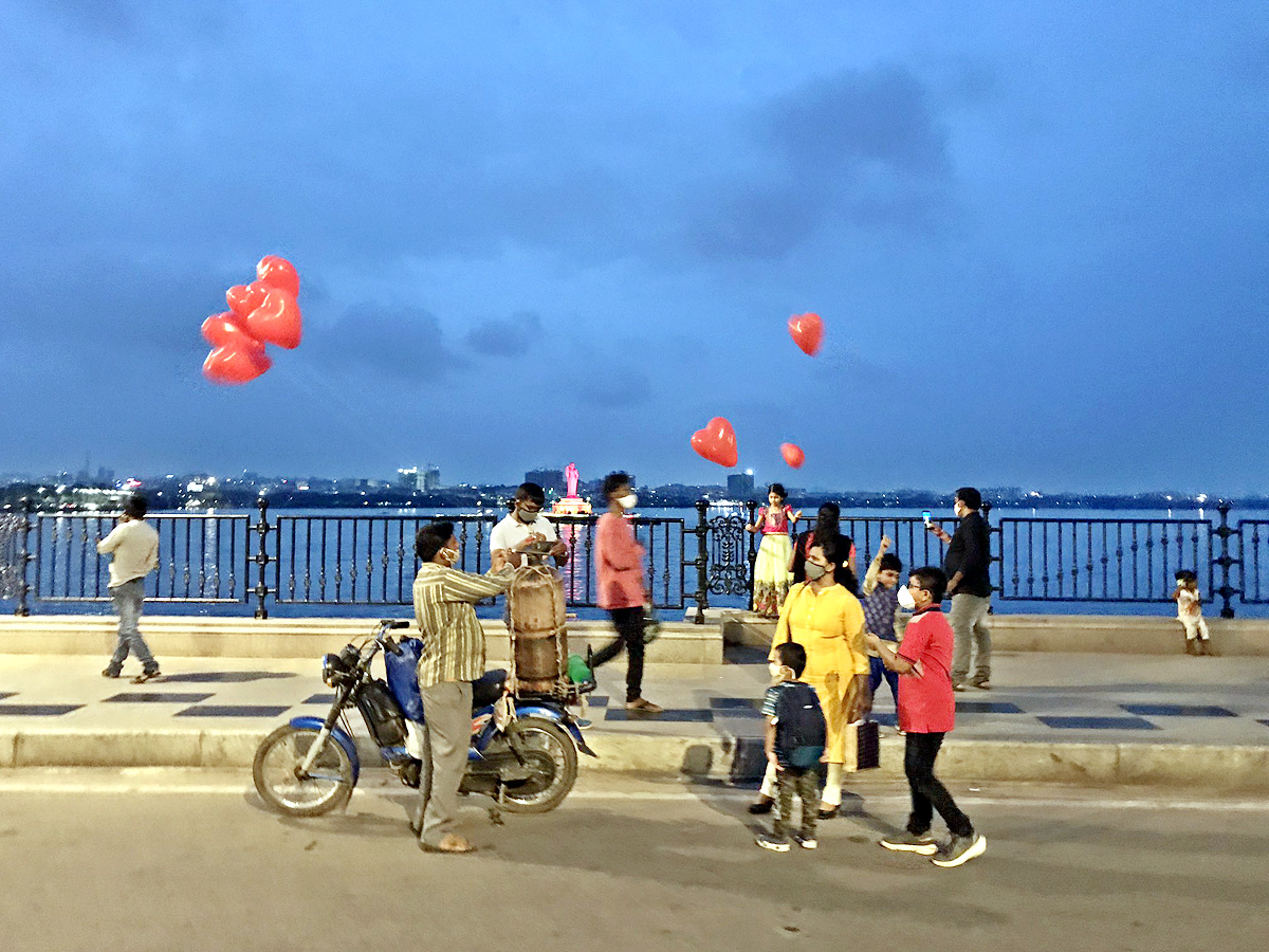 Hyderabadis enjoy Sunday on traffic free Tank Bund - Sakshi12