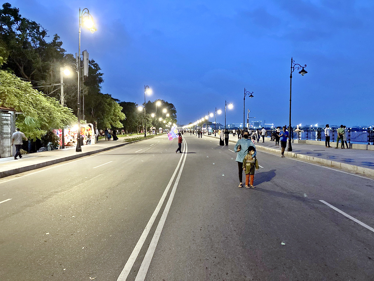 Hyderabadis enjoy Sunday on traffic free Tank Bund - Sakshi13