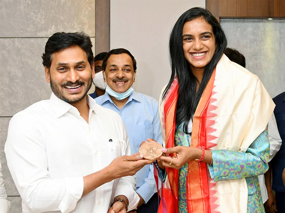 PV Sindhu meets AP CM Jagan Mohan Reddy Photos - Sakshi1