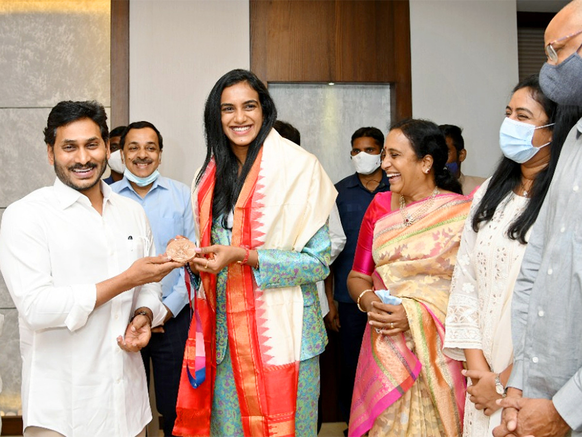 PV Sindhu meets AP CM Jagan Mohan Reddy Photos - Sakshi2