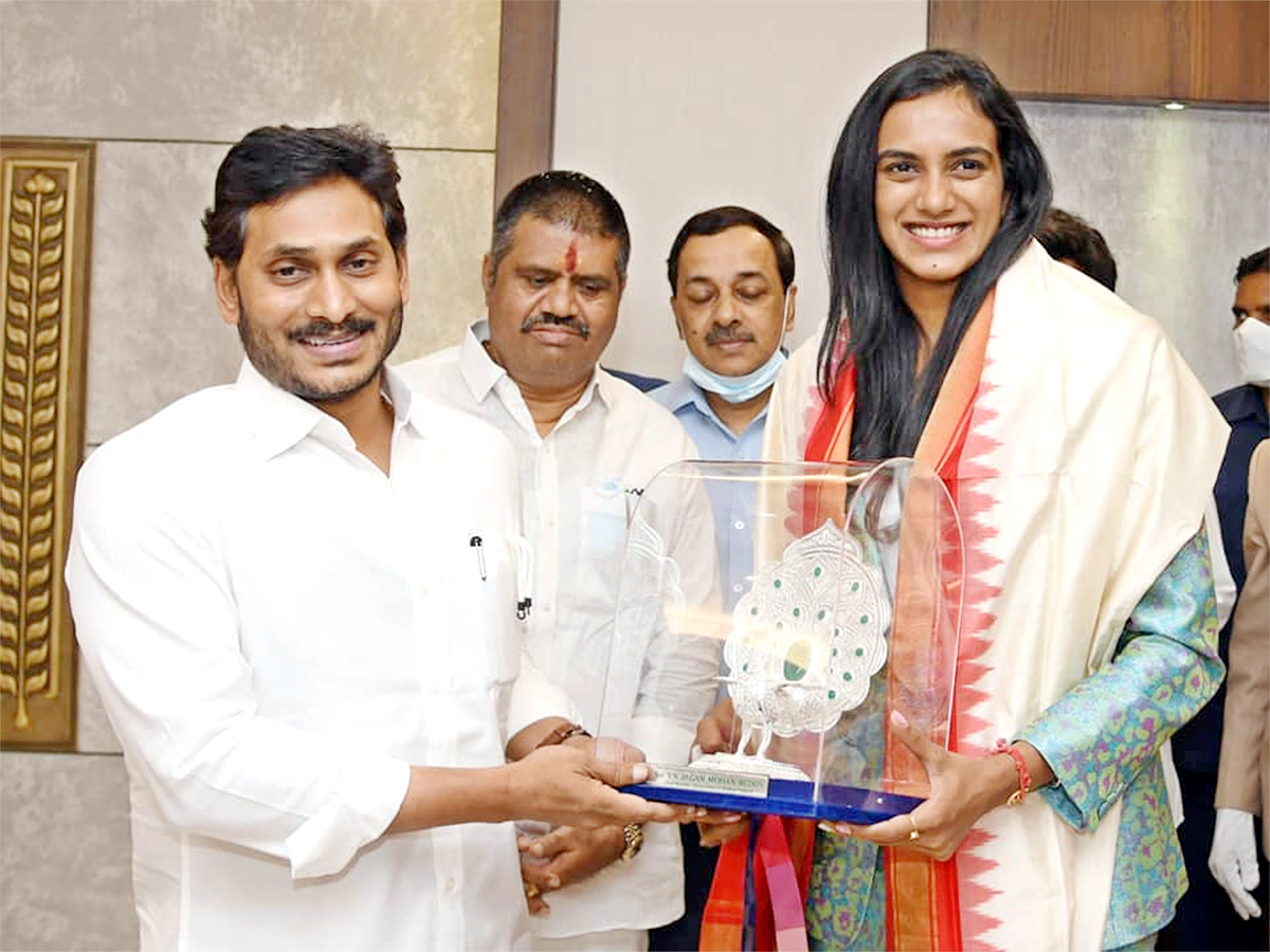 PV Sindhu meets AP CM Jagan Mohan Reddy Photos - Sakshi4