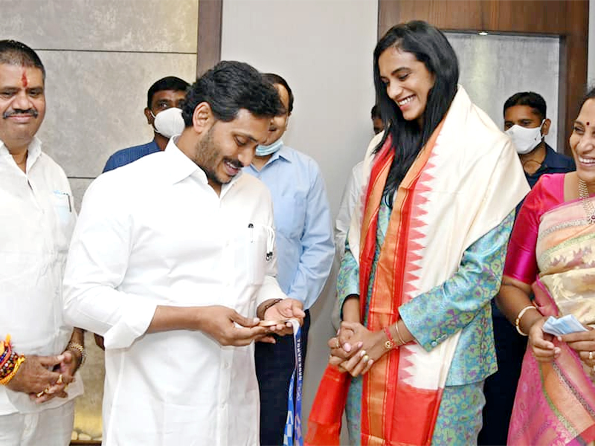 PV Sindhu meets AP CM Jagan Mohan Reddy Photos - Sakshi5