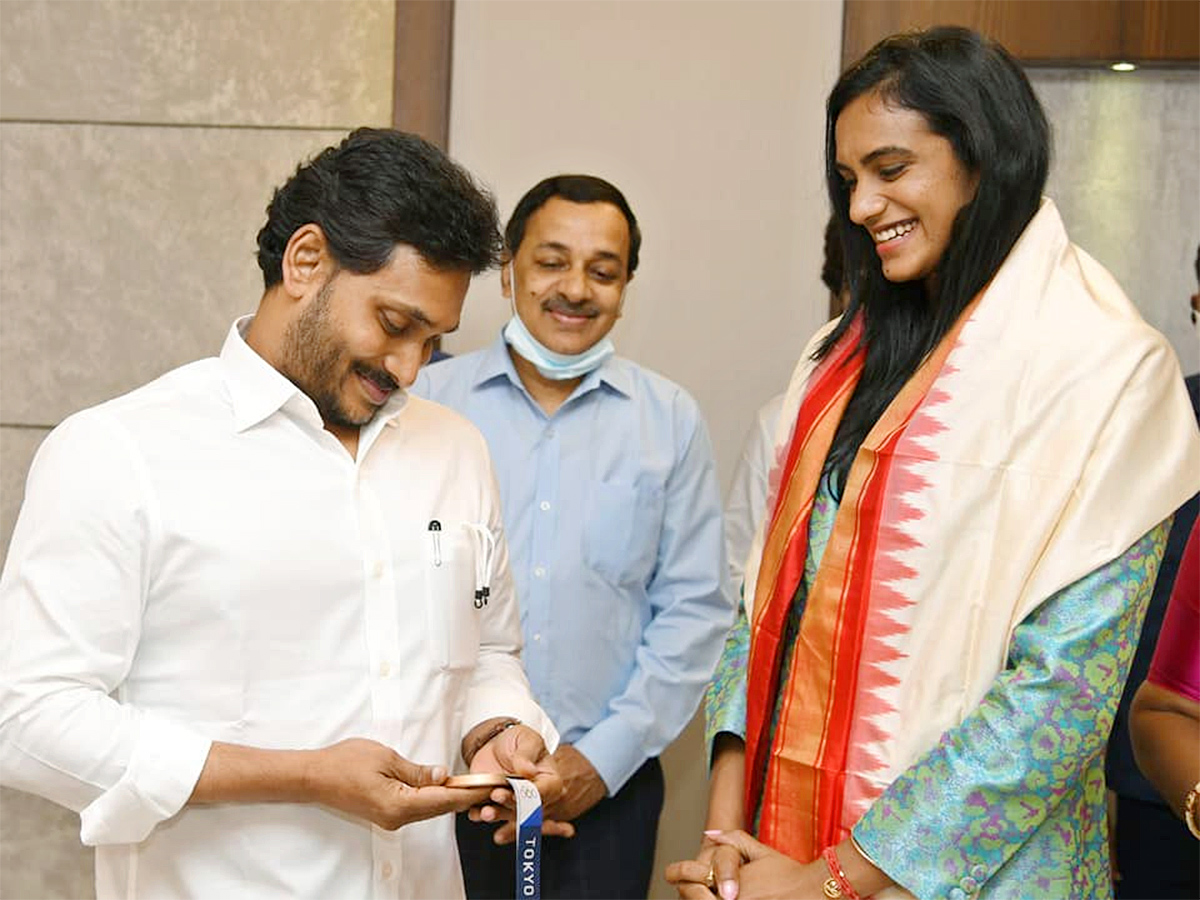 PV Sindhu meets AP CM Jagan Mohan Reddy Photos - Sakshi6