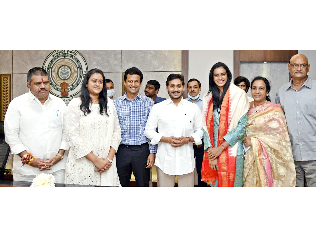 PV Sindhu meets AP CM Jagan Mohan Reddy Photos - Sakshi7