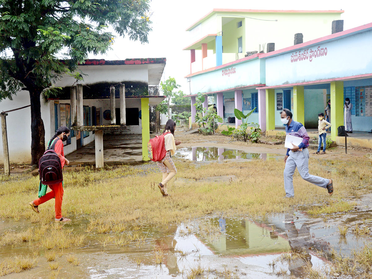 Schools Reopened in Telangana Photo Gallery - Sakshi18