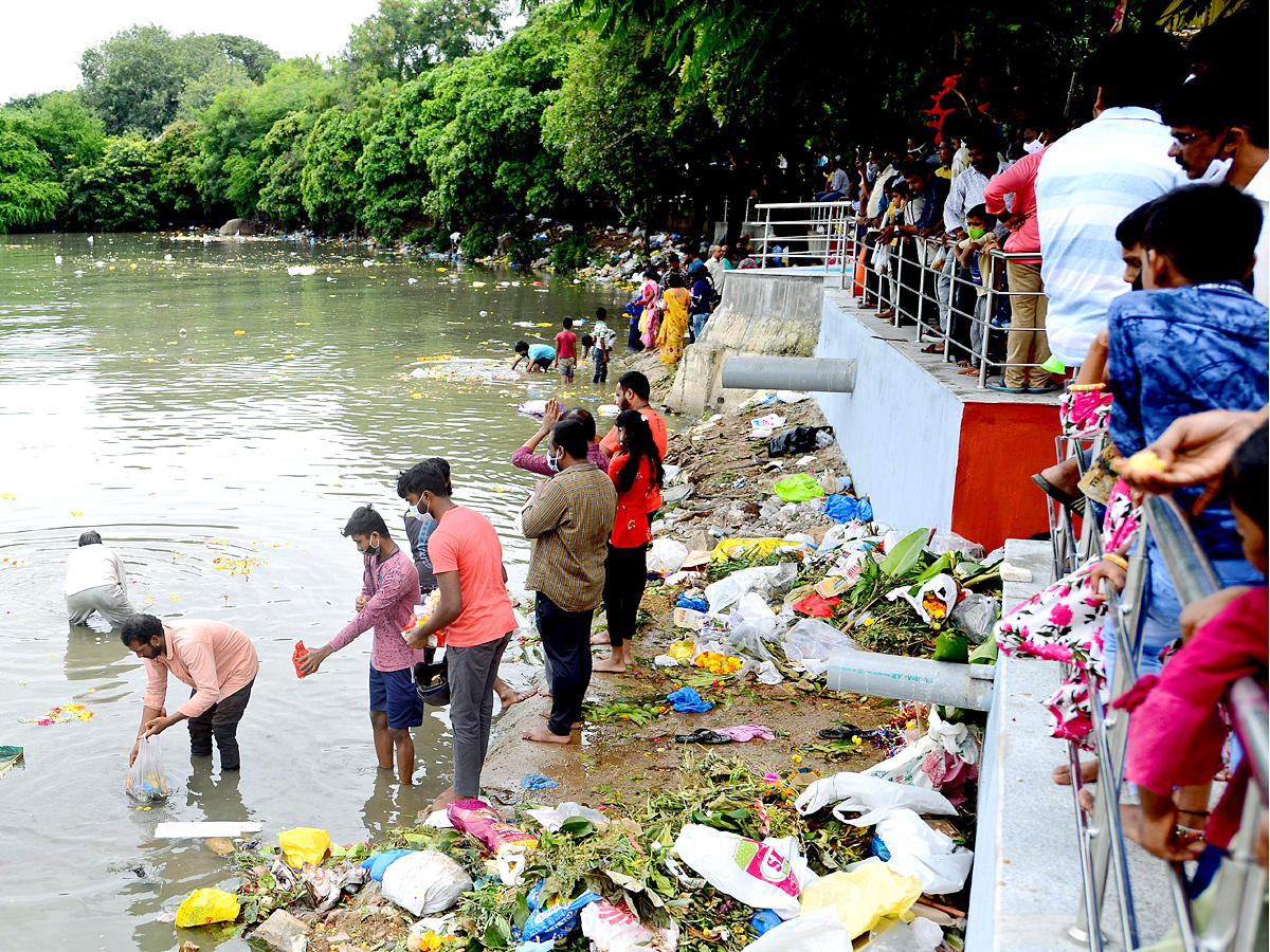 Ganesh Nimajjanam in Tank Bund Photo Gallery - Sakshi20