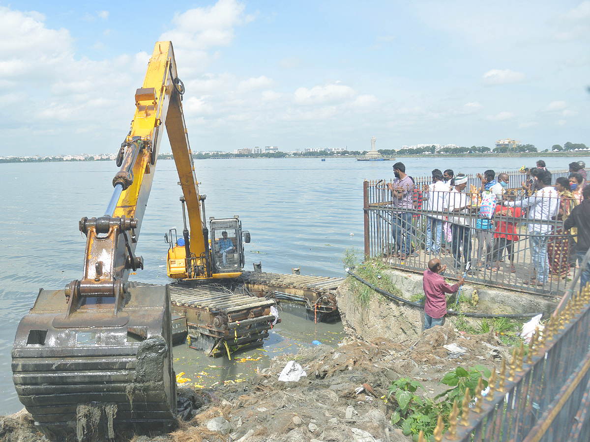 Ganesh Nimajjanam in Tank Bund Photo Gallery - Sakshi9