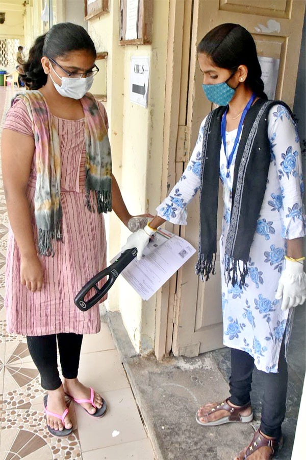 Students Appearing for the Policet Examination at Vijayawada One Town KBN College Photo Gallery - Sakshi25