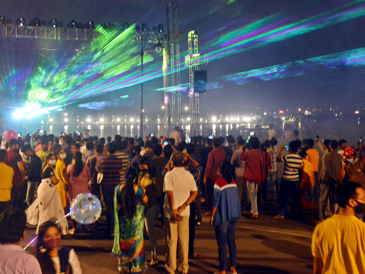 Laser Show on Tank Bund Photo Gallery - Sakshi4