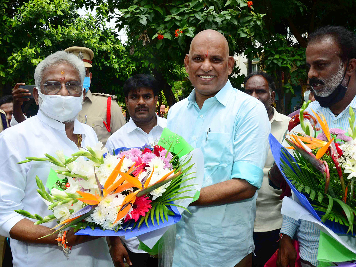 YV Subba Reddy inaugurates incense sticks manufacturing centre in Tirupati - Sakshi2