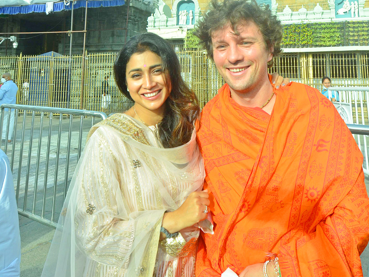 Actress Shriya Saran And Her Husband Visit Tirumala Temple Photo Gallery - Sakshi1