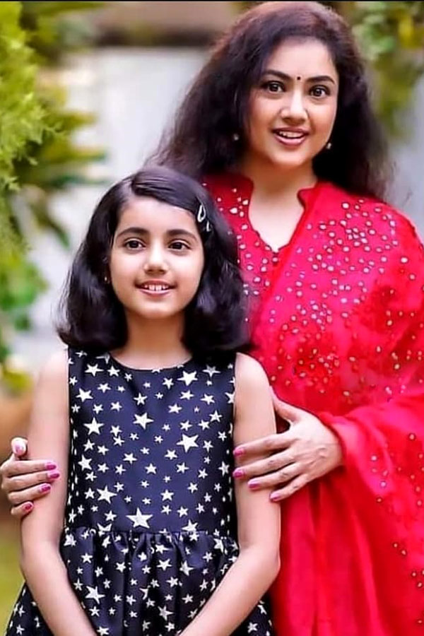 Heroine Meena Cute Photos With Daughter Photo Gallery - Sakshi8