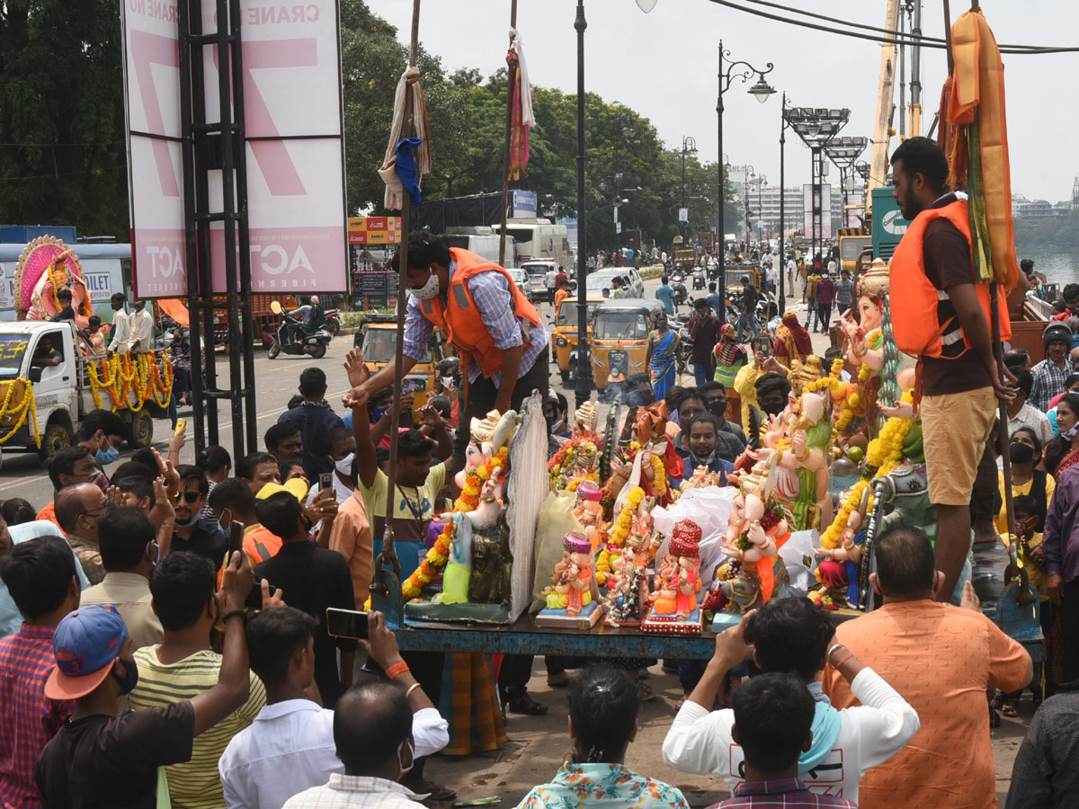 Hyderabad ganesh nimajjanam 2021 Photo Gallery - Sakshi18