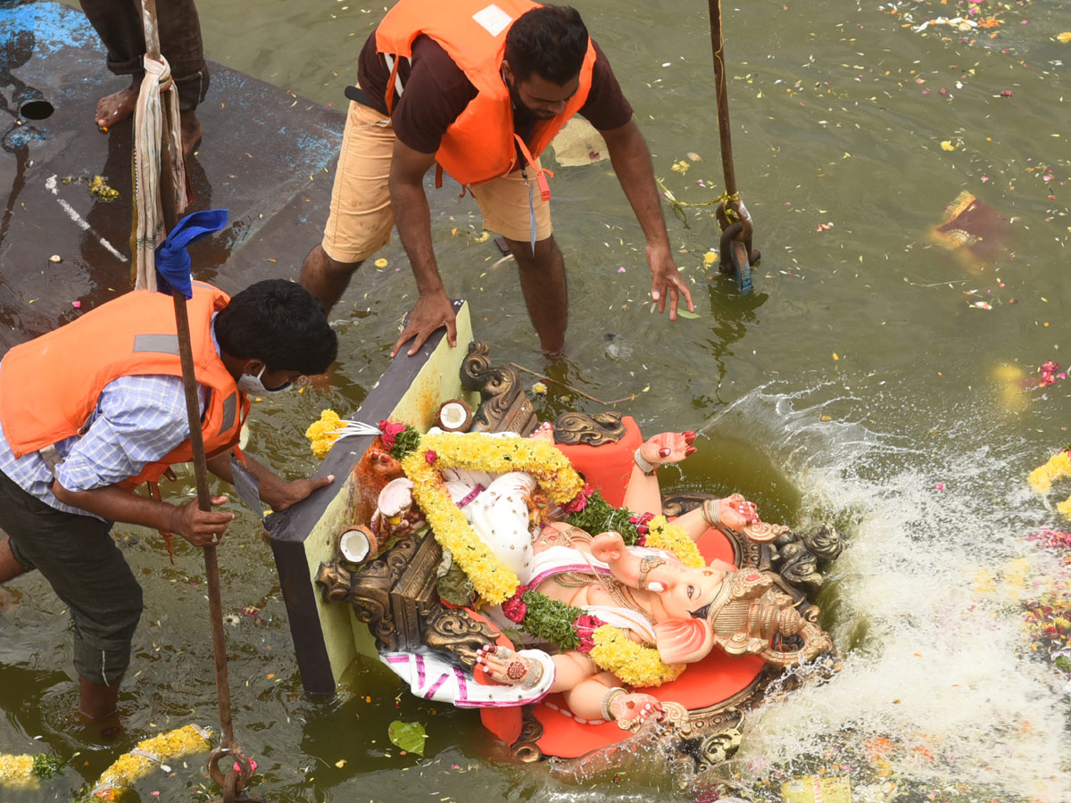 Hyderabad ganesh nimajjanam 2021 Photo Gallery - Sakshi19