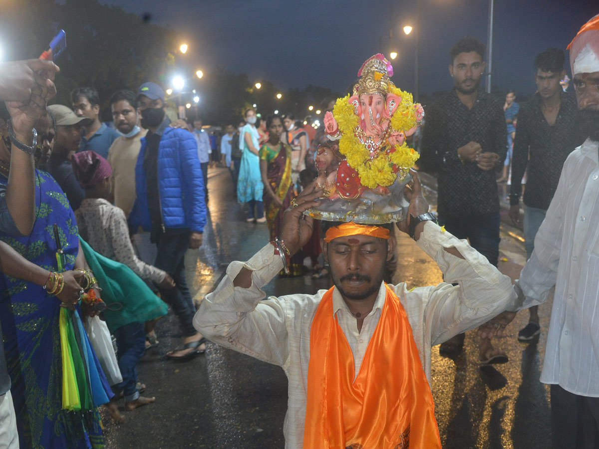 Hyderabad ganesh nimajjanam 2021 Photo Gallery - Sakshi26