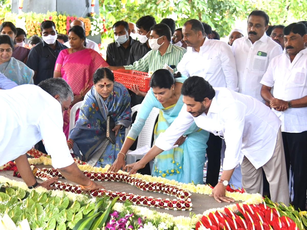 CM YS Jagan & His Family Pays Tribute To Dr YSR at YSR Ghat - Sakshi1