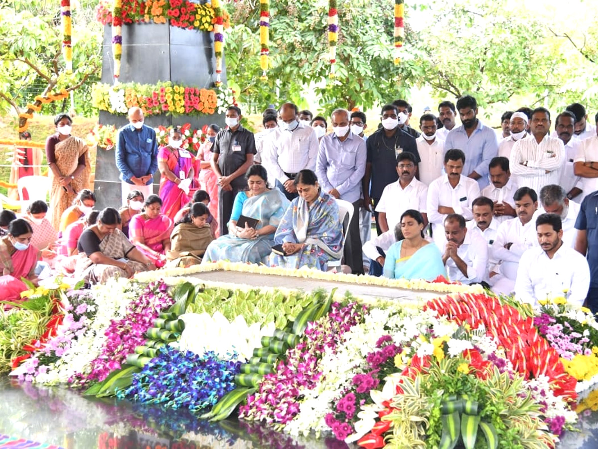 CM YS Jagan & His Family Pays Tribute To Dr YSR at YSR Ghat - Sakshi2