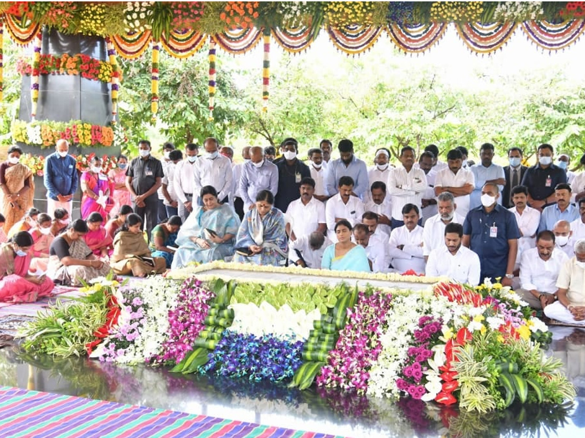 CM YS Jagan & His Family Pays Tribute To Dr YSR at YSR Ghat - Sakshi3