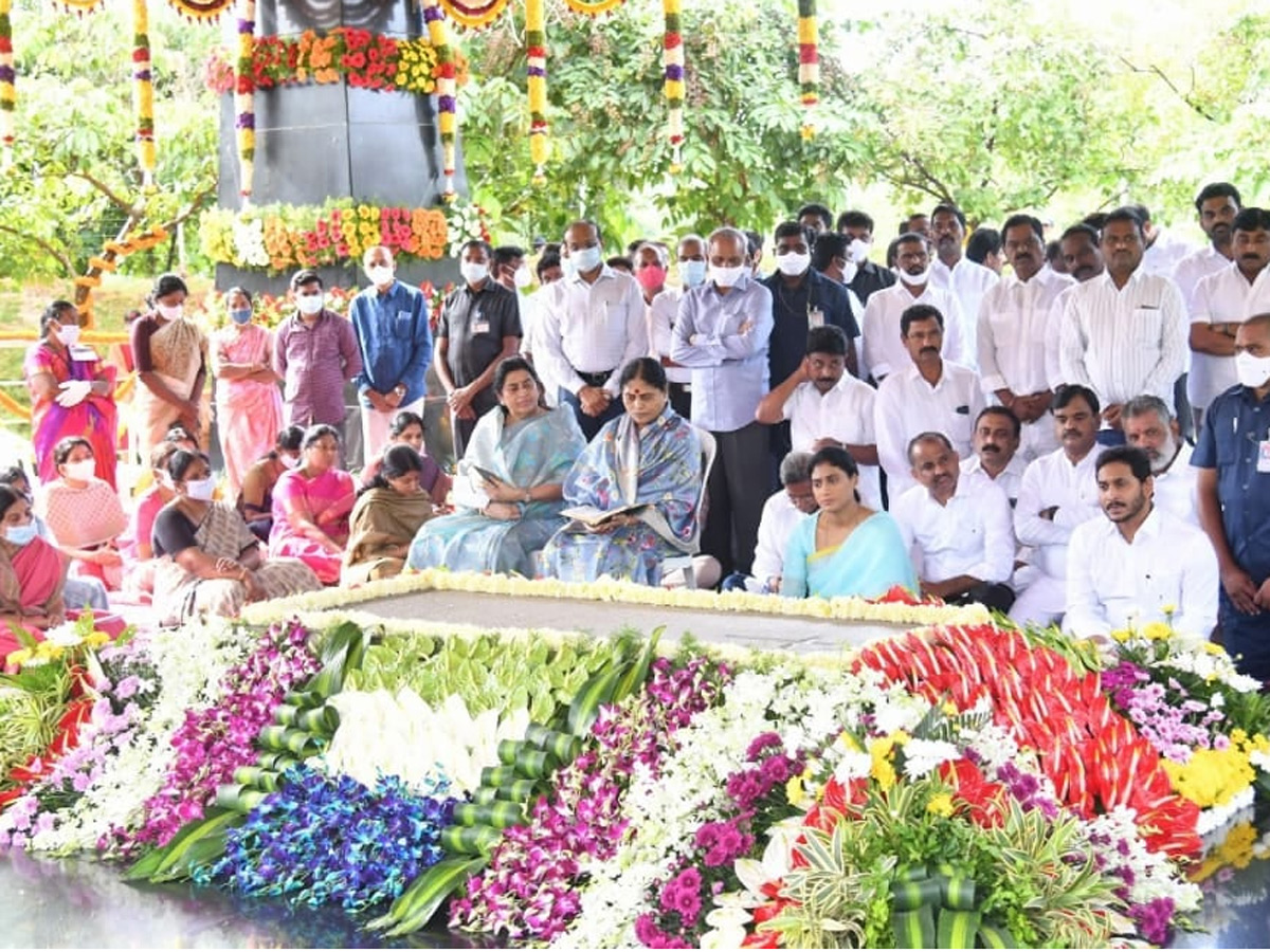 CM YS Jagan & His Family Pays Tribute To Dr YSR at YSR Ghat - Sakshi4