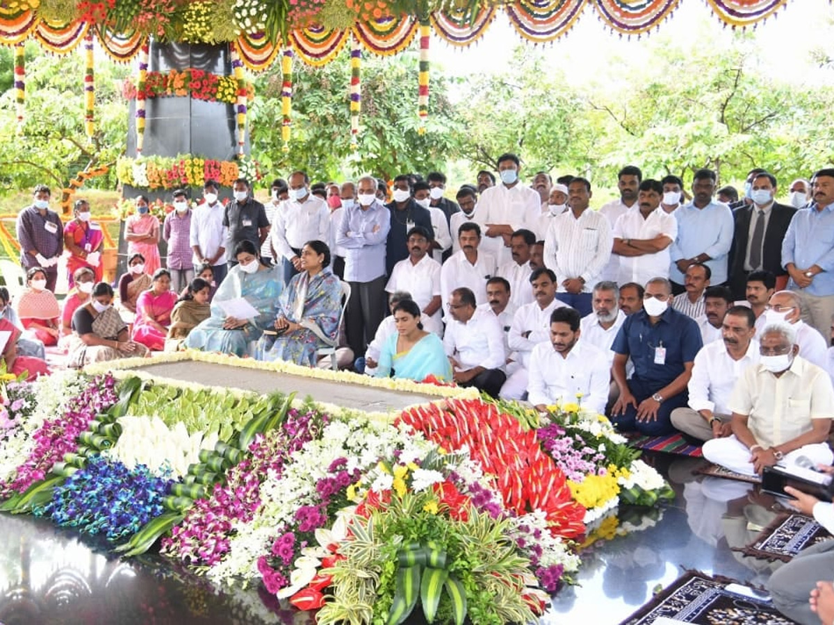 CM YS Jagan & His Family Pays Tribute To Dr YSR at YSR Ghat - Sakshi5