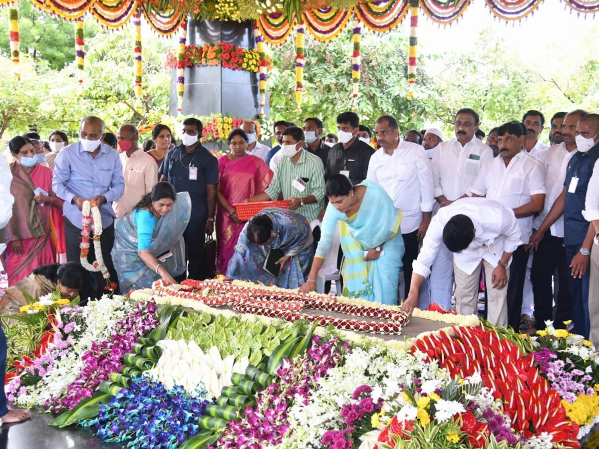 CM YS Jagan & His Family Pays Tribute To Dr YSR at YSR Ghat - Sakshi6