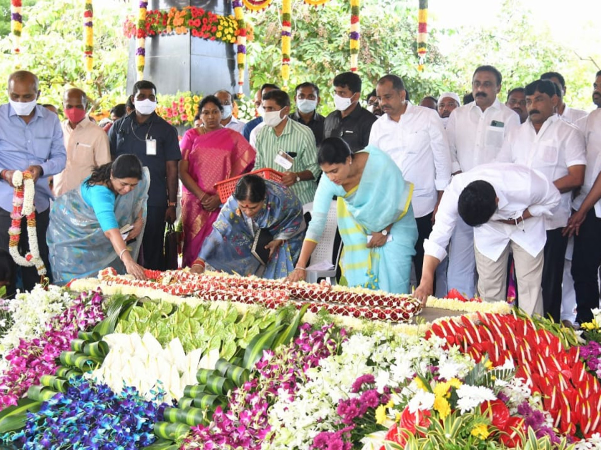 CM YS Jagan & His Family Pays Tribute To Dr YSR at YSR Ghat - Sakshi7