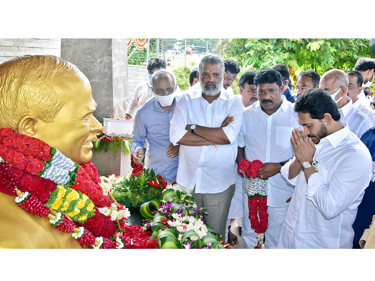 CM YS Jagan & His Family Pays Tribute To Dr YSR at YSR Ghat - Sakshi8