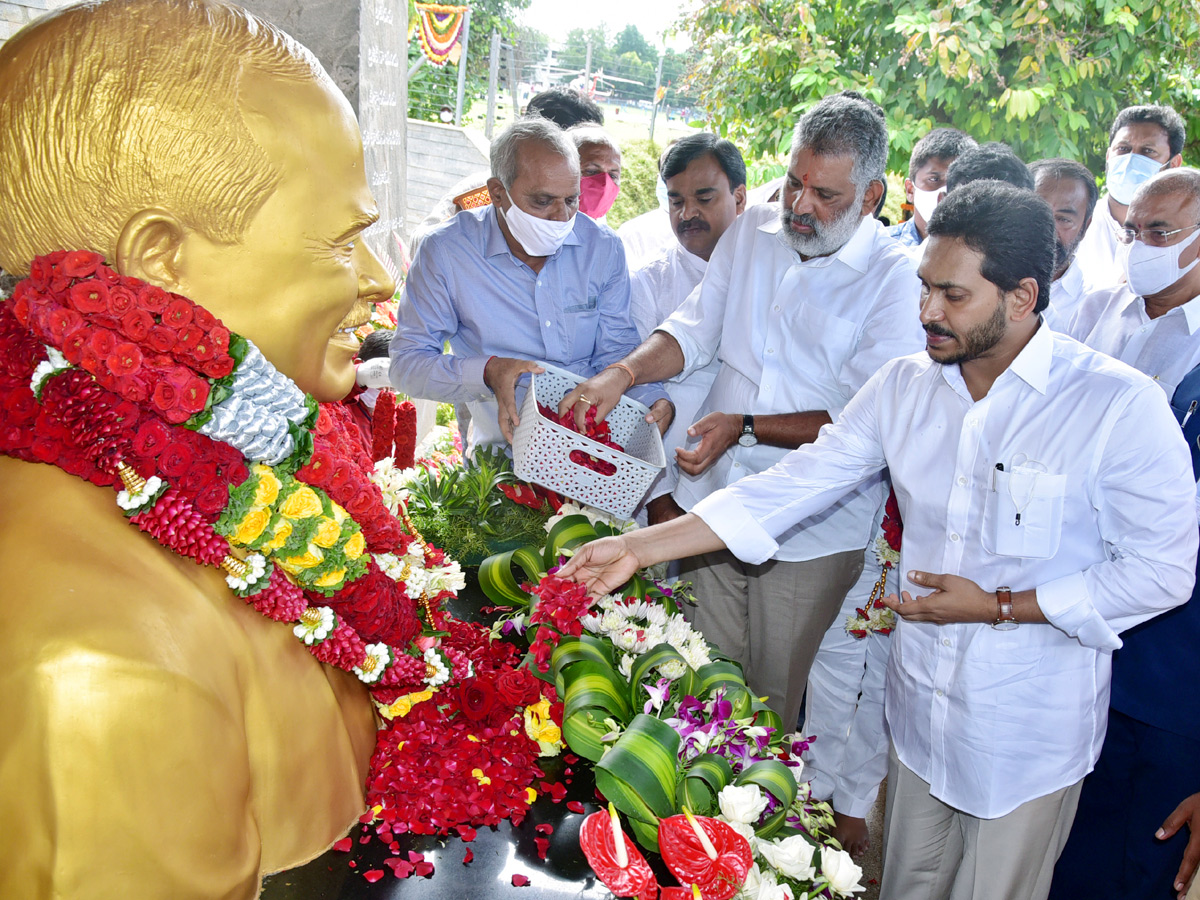 CM YS Jagan & His Family Pays Tribute To Dr YSR at YSR Ghat - Sakshi9