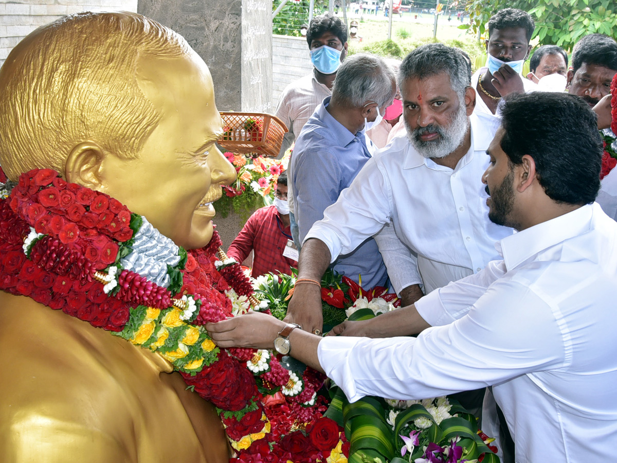 CM YS Jagan & His Family Pays Tribute To Dr YSR at YSR Ghat - Sakshi10