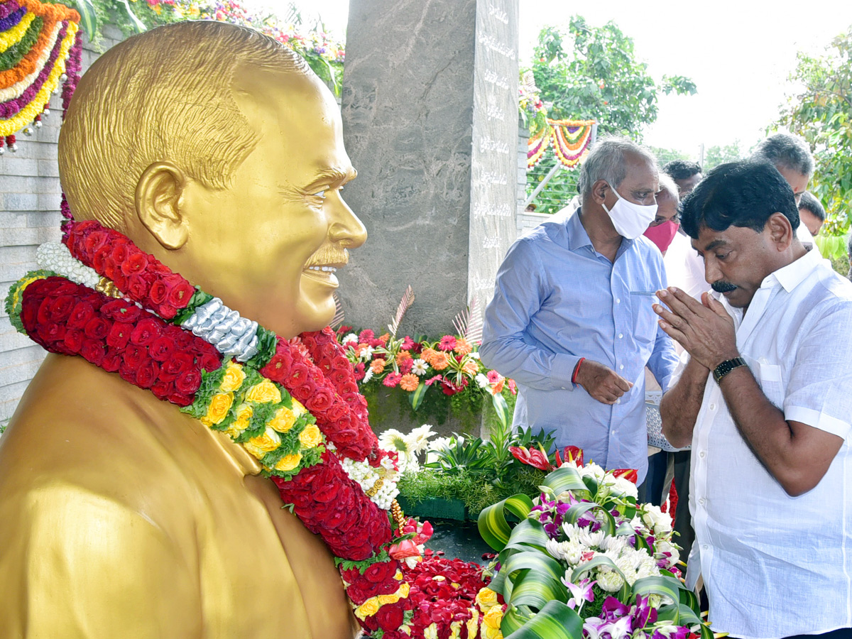 CM YS Jagan & His Family Pays Tribute To Dr YSR at YSR Ghat - Sakshi11