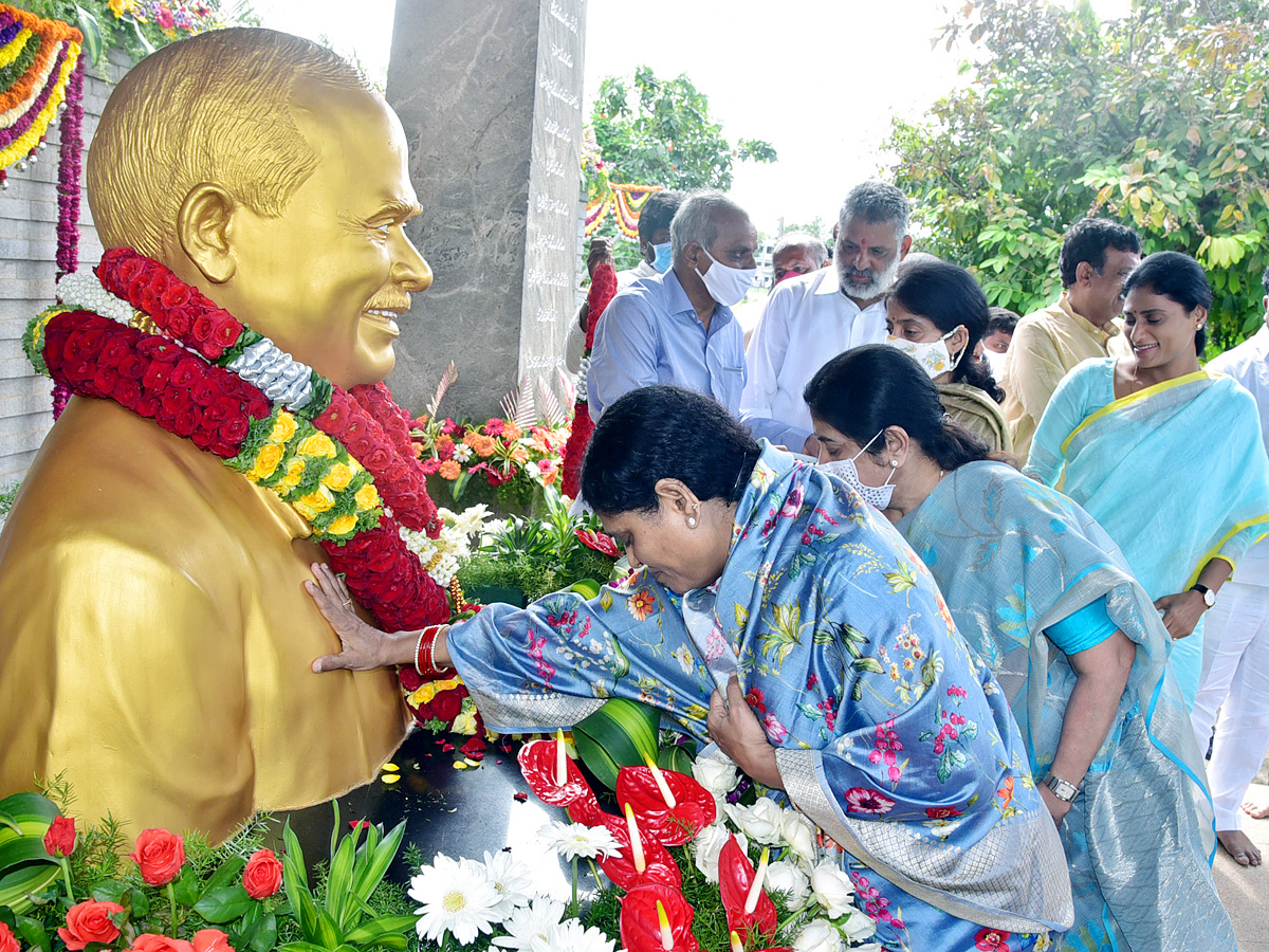 CM YS Jagan & His Family Pays Tribute To Dr YSR at YSR Ghat - Sakshi13