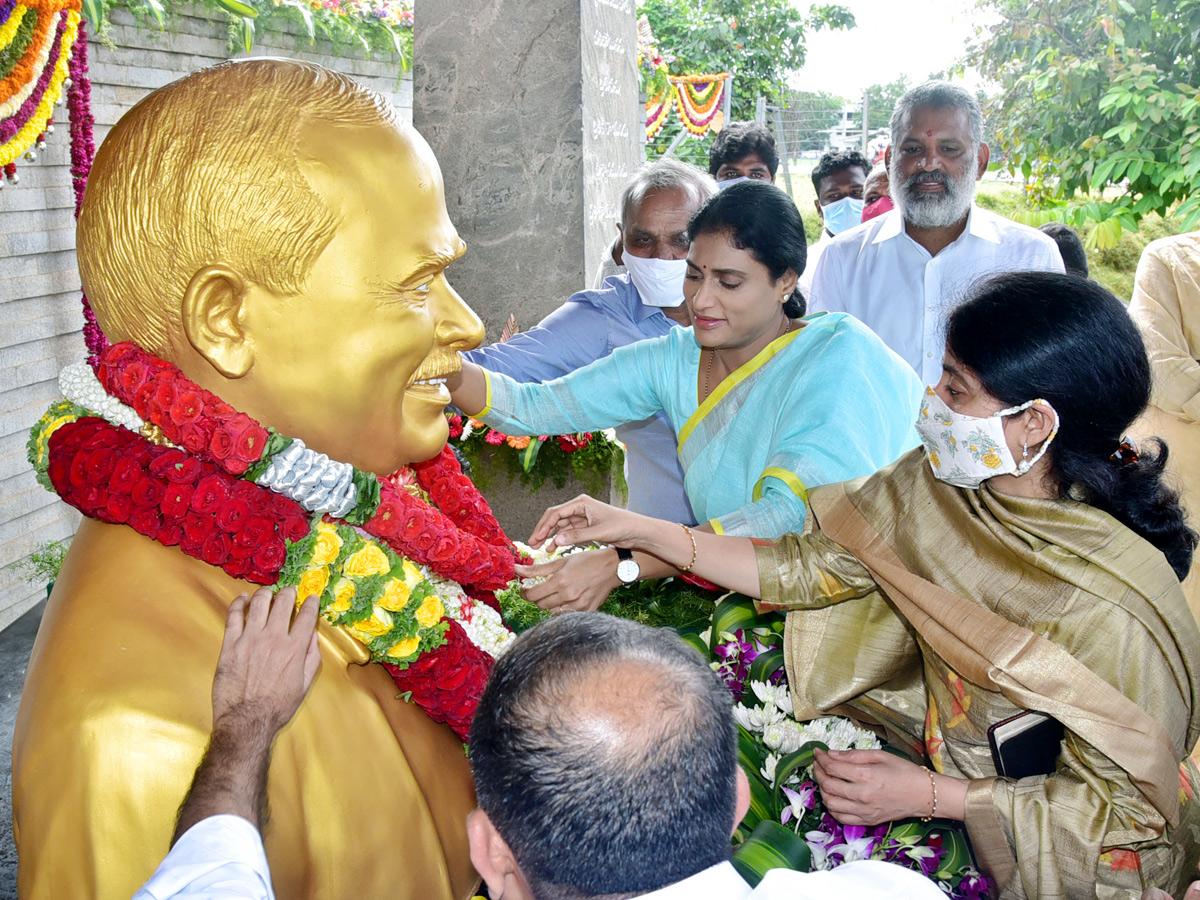 CM YS Jagan & His Family Pays Tribute To Dr YSR at YSR Ghat - Sakshi14