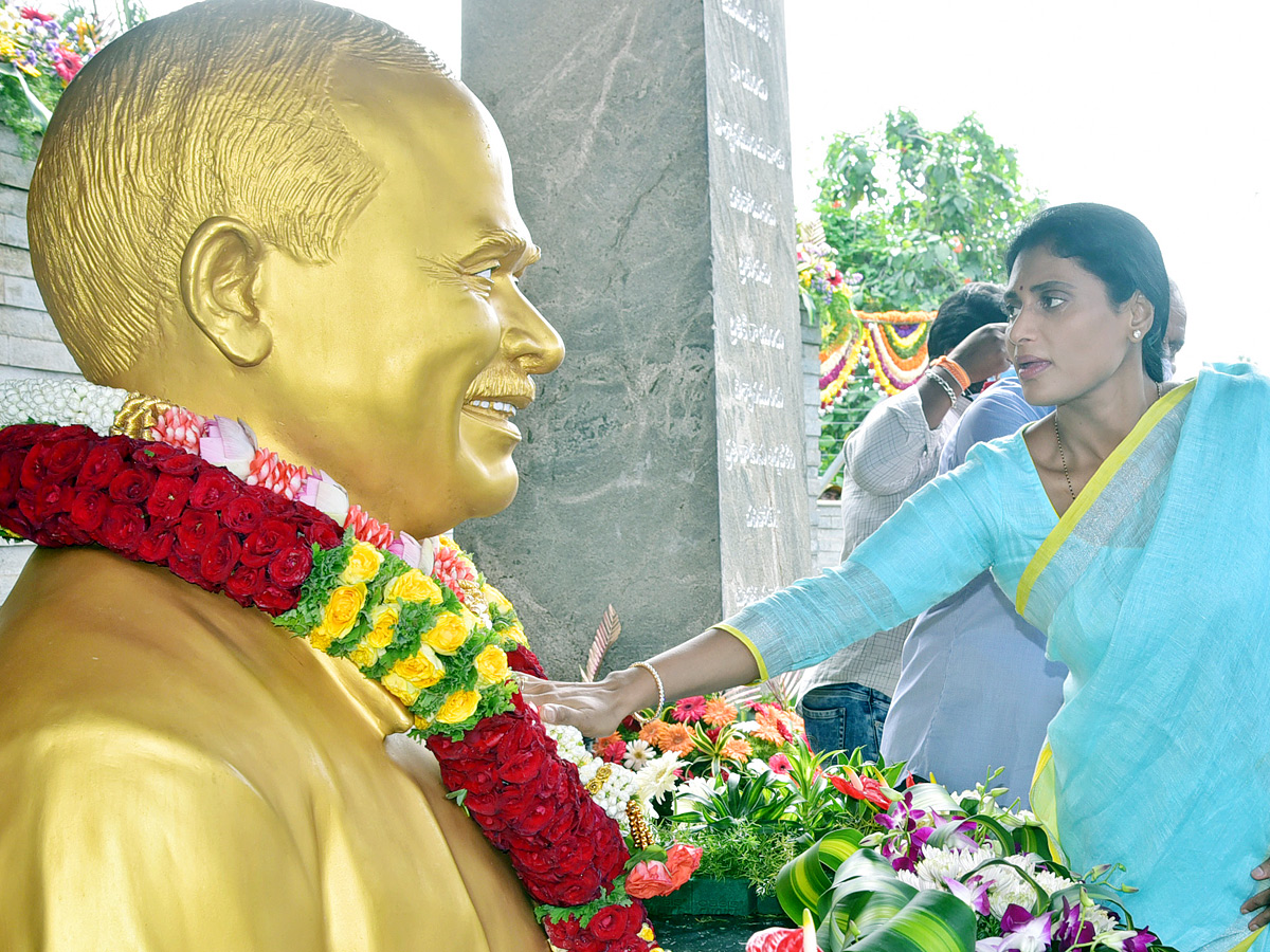 CM YS Jagan & His Family Pays Tribute To Dr YSR at YSR Ghat - Sakshi16